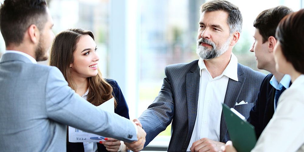 Acercamiento Entre Un Empresario Y Clientes Potenciales