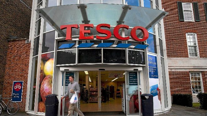 Fachada De Una Tienda Tesco.